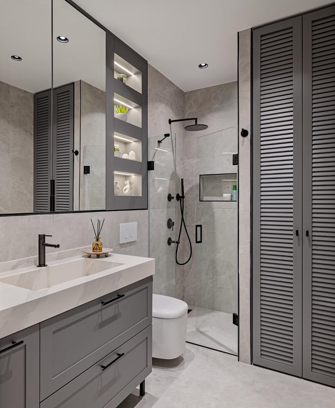 Gri tonlarda, siyah armatürlü modern banyo